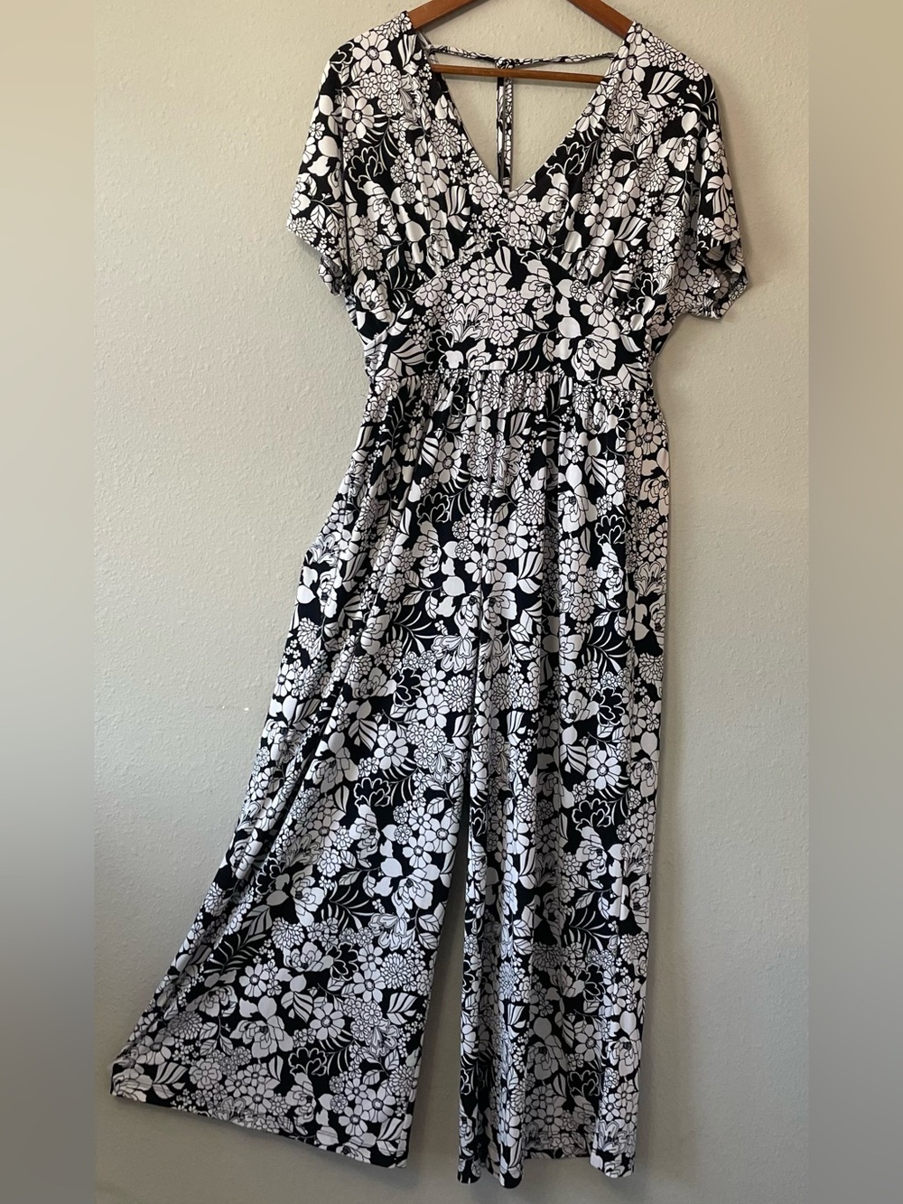 Cato Women’s SP Petite Black White Floral Wide Leg Jumpsuit V-Neck